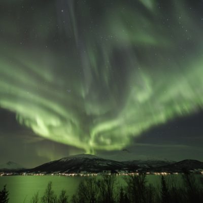 Wie bei einem Vulkan scheint das Licht aus dem Berg zu entweichen.