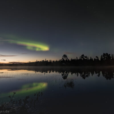 Dämmerung Ende August am Fluss Ounasjoki.