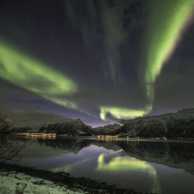 Spiegelung im Lyngenfjord bei Elsnes, Norwegen.
