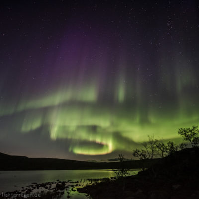 Der Herbst ist farbenfroh in Lappland, auch in der Nacht.