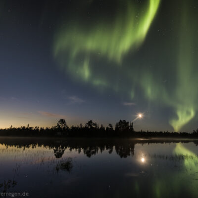 Herbstlicht - Polarlicht im Schein der untergegangenen Sonne bei Mondaufgang.