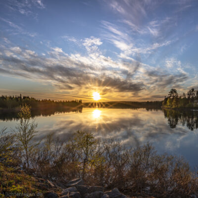 Mitternachtssonne am Fluss Ounasjoki.