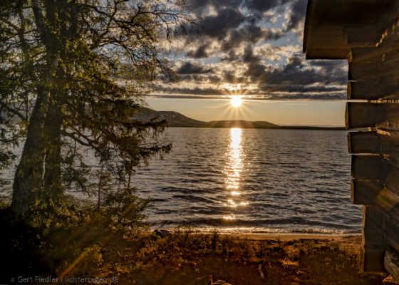 Die Sonne steht hoch Mitte Juni um Mitternacht am Pallasjärvi.