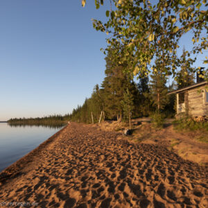 Eisenoxide färben den Sand am Strand des Pallasjärvi rötlich-orange